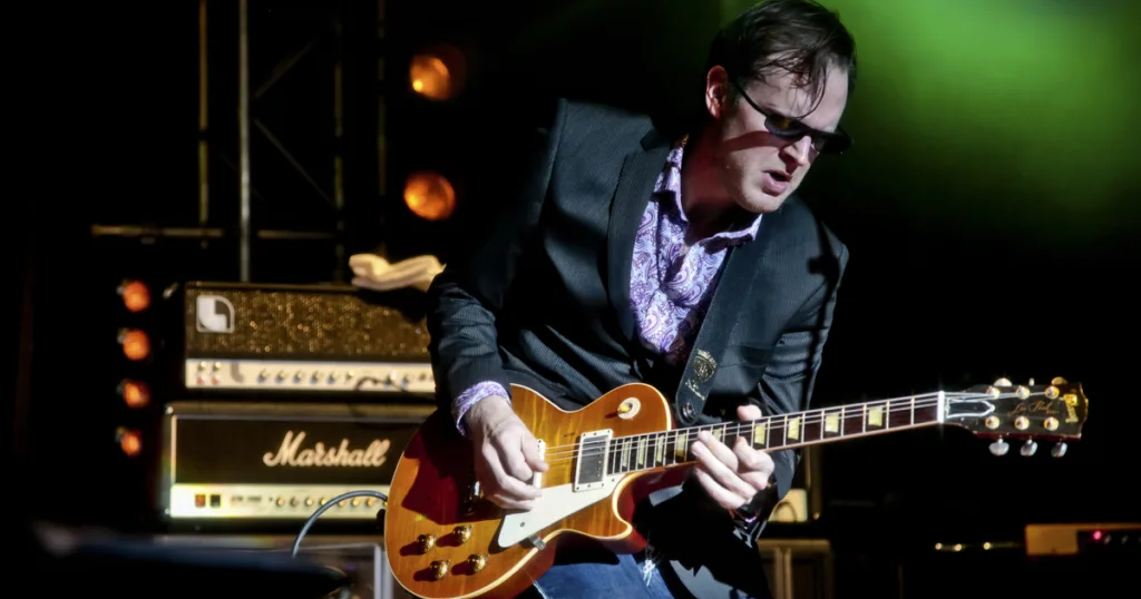 Joe Bonamassa questiona impacto visual dos setups modernos e cita Eddie Van Halen como exemplo Bluesman defende que estética influencia a percepção sonora do público.