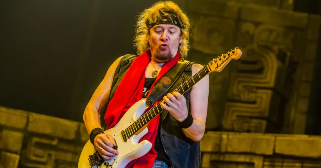 Adrian Smith revela por que prefere guitarras com braços finos e evita algumas Les Paul vintage Adrian Smith revela por que algumas Les Pauls não funcionam para ele e elogia a lendária Greeny.