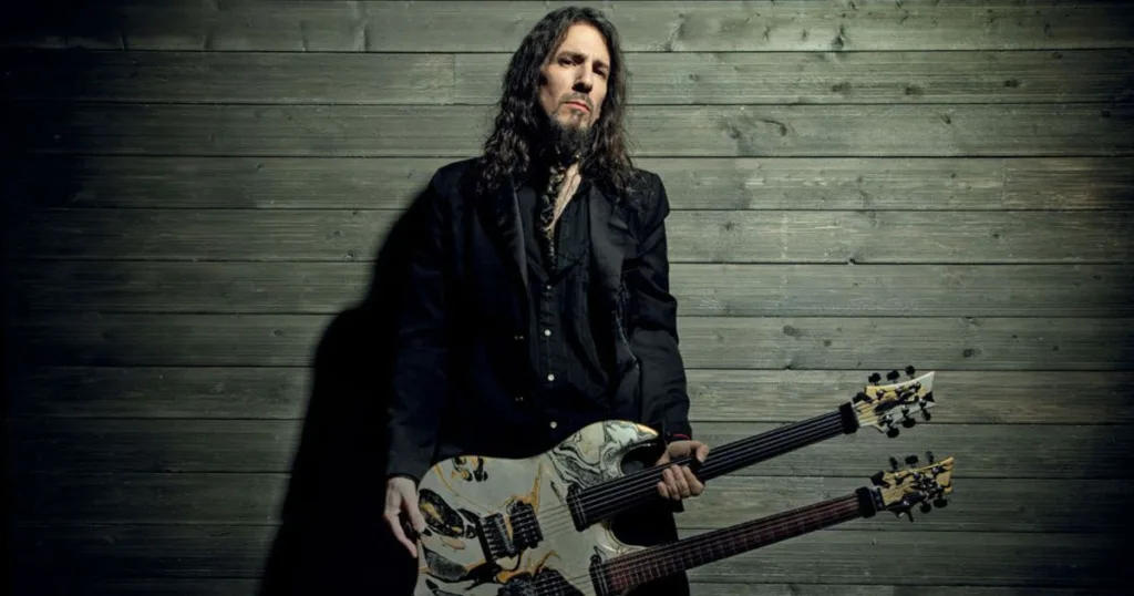 Bumblefoot explica saída do Guns N’ Roses: “O trabalho não iria além do que já era” Bumblefoot destaca legado de Slash e explica decisão de seguir novos projetos.