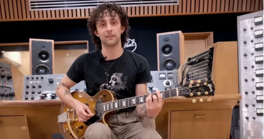 Músico toca guitarra histórica de Les Paul com cordas originais em estúdio lendário Estúdio histórico permite que músicos toquem equipamentos usados pelo próprio Les Paul.