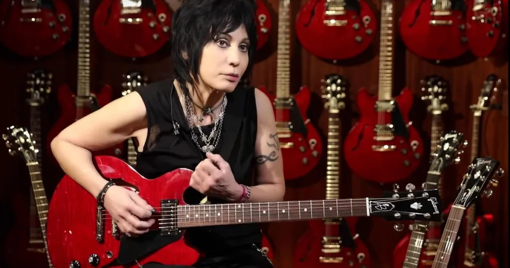 Joan Jett enfrentou estereótipos e desenvolveu sua técnica de guitarra acompanhando riffs pesados em seu quarto.