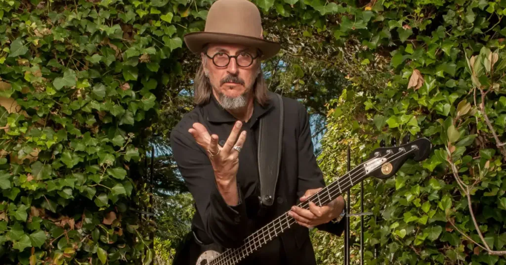 Les Claypool diz que escolheu tocar baixo por considerar o som da guitarra “fraco” Les Claypool diz que escolheu o baixo por considerar o som da guitarra “fraco” e relembra início da carreira e teste para o Metallica.
