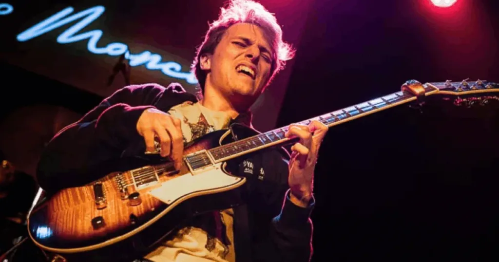 O guitarrista Matteo Mancuso detalha como dominar o fingerstyle elétrico sem palheta. Conheça as técnicas de mão direita e esquerda do virtuoso siciliano.
