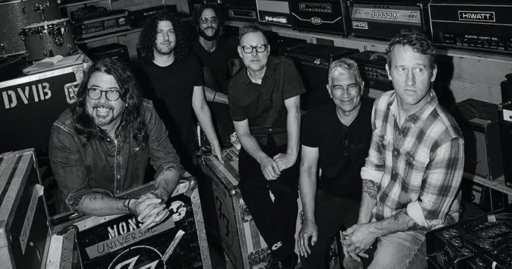Ouça “Caught In The Echo”, nova música do Foo Fighters Foo Fighters combinam gravação caseira e produção profissional em faixa de abertura que promete agitar a turnê de verão.