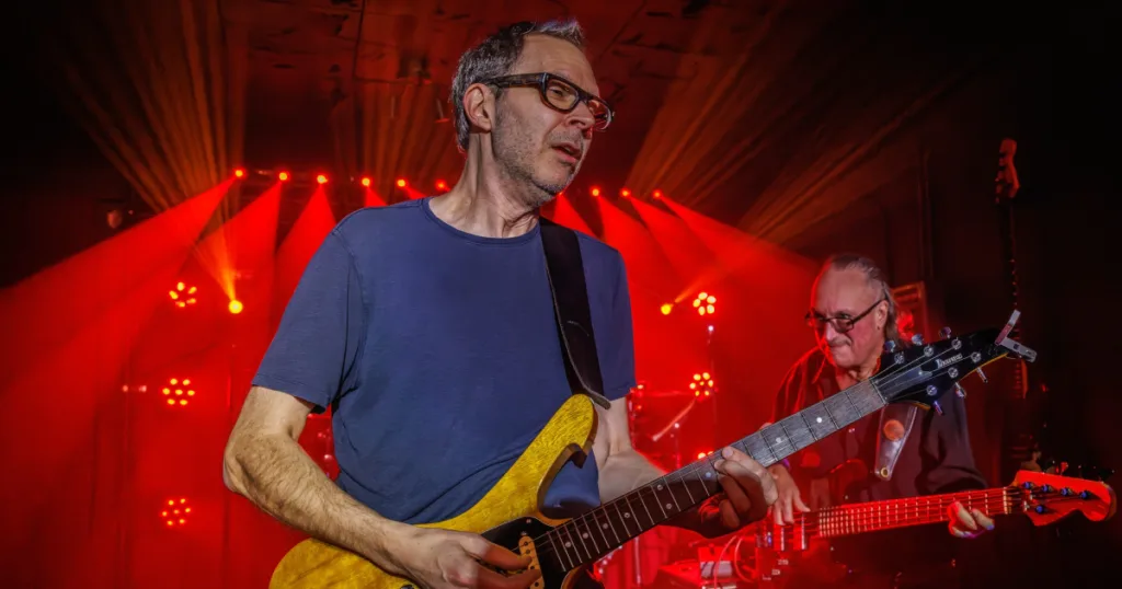 Paul Gilbert confessa que longos solos improvisados ainda são seu maior desafio Paul Gilbert revela não dominar a arte de improvisação na guitarra