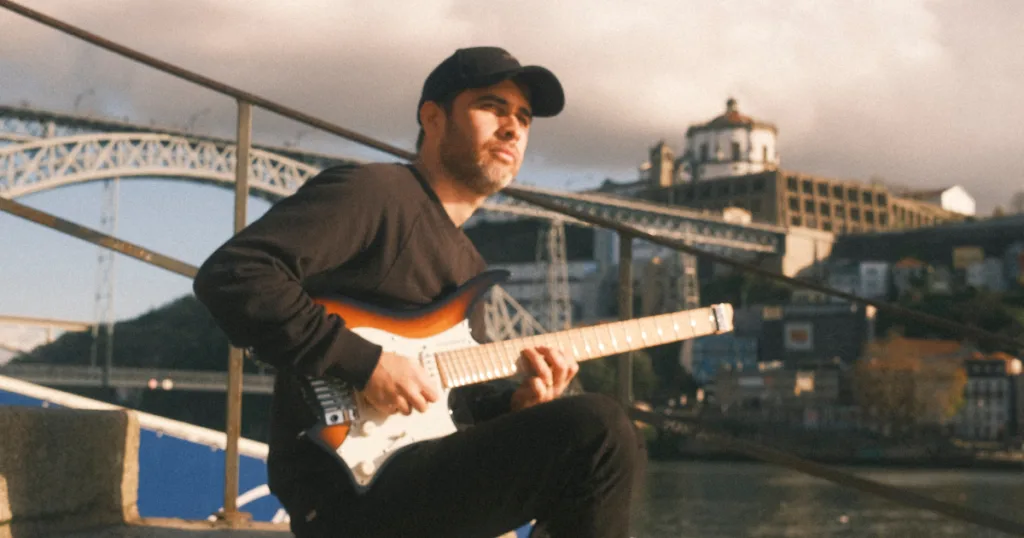Do rock ao clean: Rodrigo Gouveia comenta sobre influências que moldaram sua identidade musical Rodrigo Gouveia explica como mescla rock e jazz para criar uma identidade musical própria.