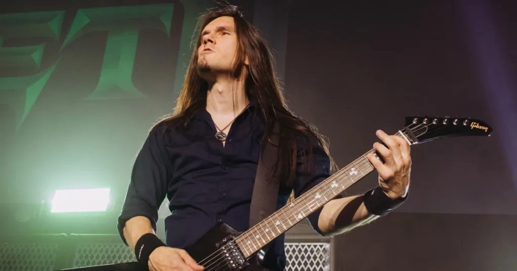 Teemu revela a importância do palm mute, ataque da palheta e digitação nos riffs do Megadeth.