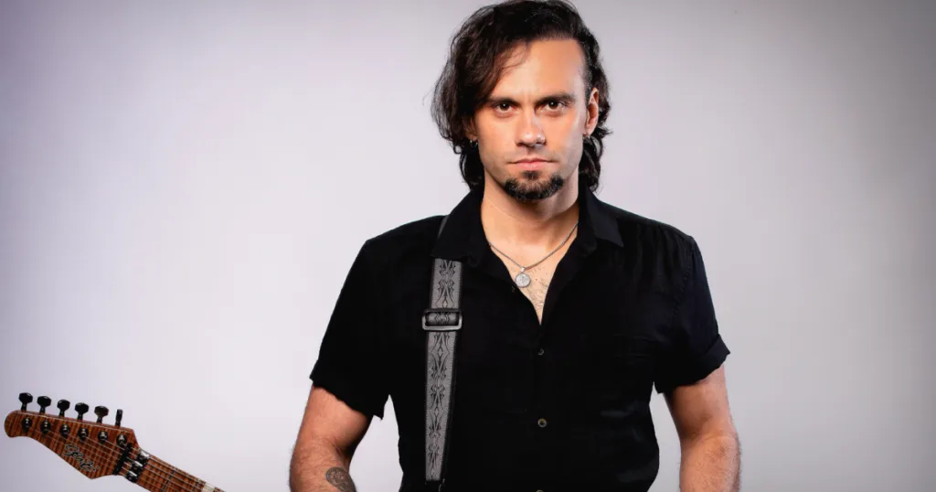 Exclusivo: Demian Tiguez detalha setup digital, timbre e filosofia de palco Demian Tiguez fala sobre setup digital, timbre, feedback no palco e a importância de manter consistência sonora sem abrir mão da identidade musical.