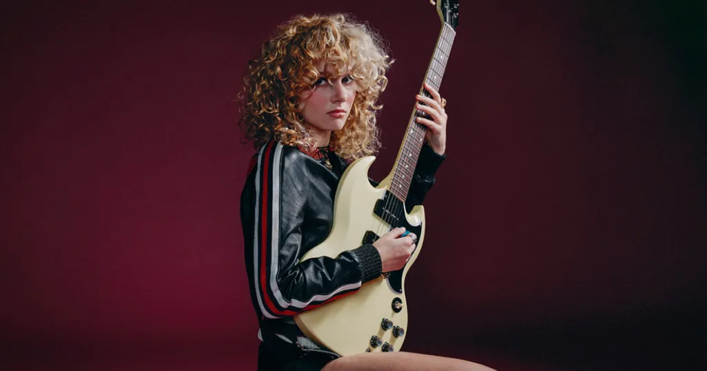 Grace Bowers apaga seu canal no YouTube e reforça ruptura com o blues ao defender uma nova identidade artística voltada para sua geração.