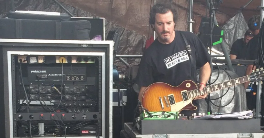 Guitar tech das estrelas revela rotina e relembra momento de tensão que quase arruinou um show de Slash Rotina pesada, pressão e precisão: técnico de Slash revela desafios reais do trabalho com guitarras em shows.