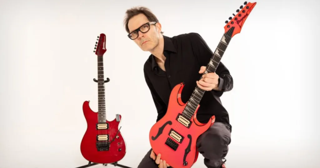 Paul Gilbert surge com amp digital da Fender e reacende debate sobre fim dos valvulados Uso de amplificação digital por Paul Gilbert reacendeu uma das discussões mais persistentes entre guitarristas profissionais e entusiastas.