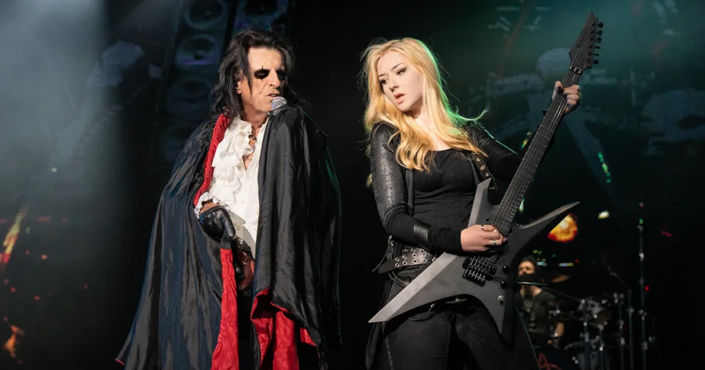 Quem é a guitarrista de 22 anos que vai ocupar o lugar de Nita Strauss com Alice Cooper? Alice Cooper anuncia nova guitarrista para suas turnês. Conheça a jovem de 22 anos indicada por Nita Strauss.