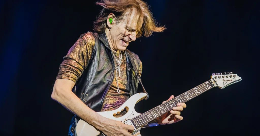 Steve Vai reconhece o avanço técnico dos guitarristas da internet, mas questiona a musicalidade e a repetição no shred atual. Entenda o debate.
