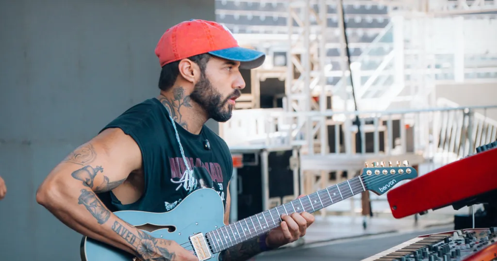 VÍDEO: Deleo detalha setup, gear e filosofia de palco no Guitar Talks Entenda como Deleo constrói seu som com estéreo, drives, modulações e controle total do setup ao vivo.