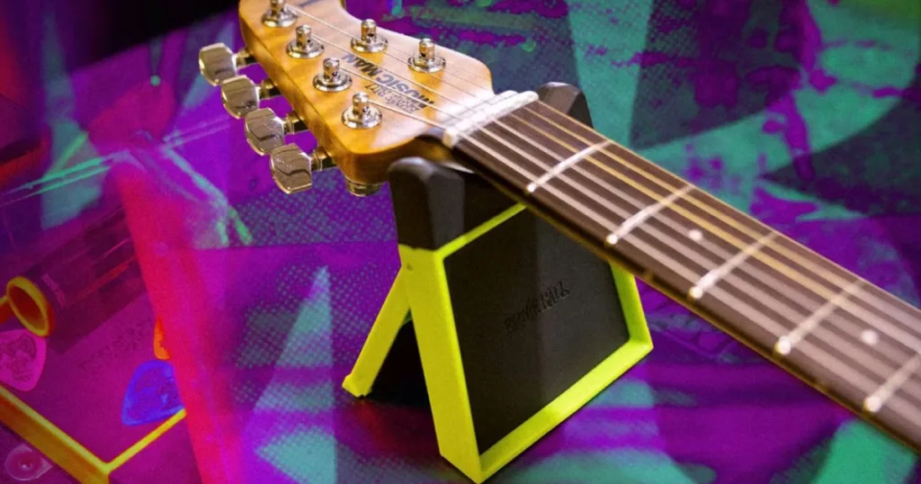 Ernie Ball aposta em acessório acessível e funcional para guitarristas e baixistas. Veja como funciona o Guitar Neck Rest.