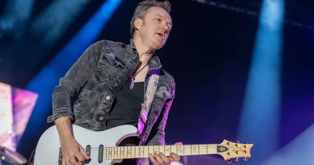 Guitarrista do Deep Purple explica por que “Smoke on the Water” é muito mais difícil de tocar do que parece Guitarrista do Deep Purple afirma que o peso do clássico está no timing e no controle da execução.