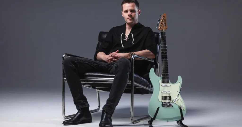 Ibanez aposta em visual minimalista na nova guitarra signature de Luca Mantovanelli banez apresenta a nova LM10, segunda guitarra signature de Luca Mantovanelli, com visual Mint Green e construção premium da série AZ.
