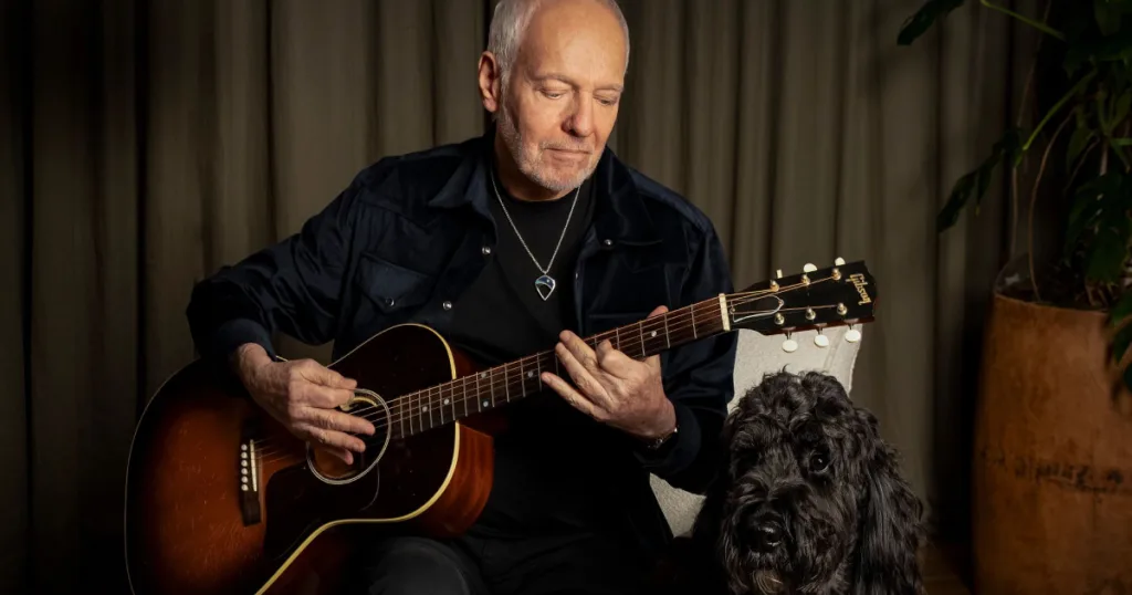 Peter Frampton revela como adaptou sua técnica para continuar tocando mesmo com doença degenerativa Novo álbum Carry the Light marca fase de adaptação técnica e intensa produção criativa de Peter Frampton.