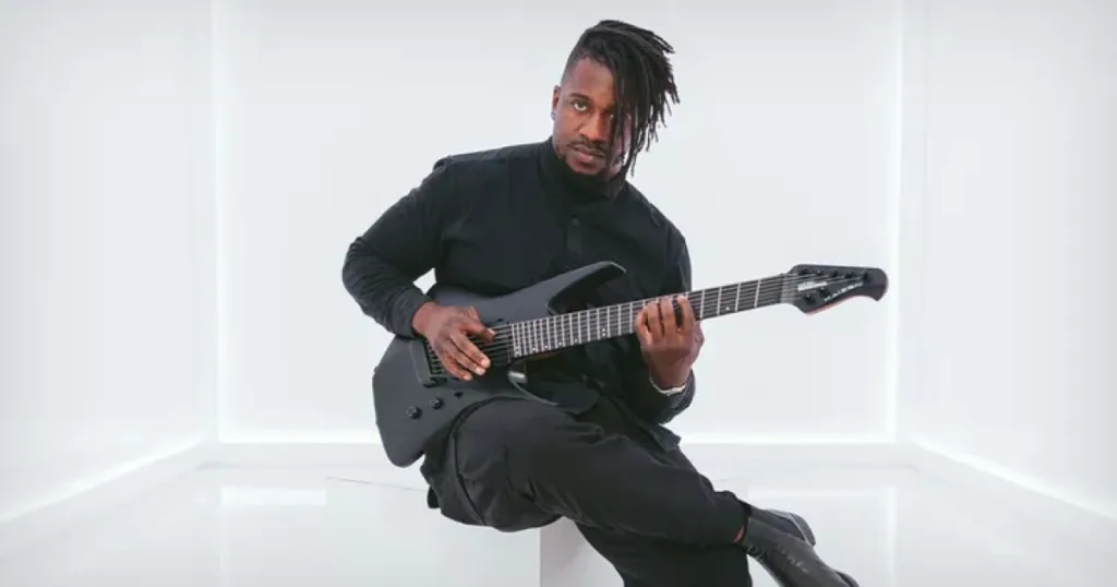 Tosin Abasi critica resistência à evolução do design de guitarras Tosin Abasi discute a resistência da comunidade guitarrística a mudanças estruturais e defende a Kaizen como avanço funcional no design do instrumento.