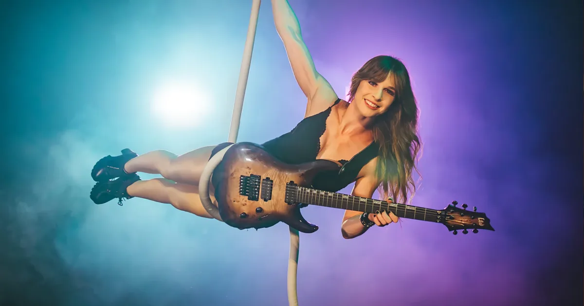 Edição de nº 150 da Guitarload apresenta a guitarrista que viralizou tocando Satriani suspensa no ar