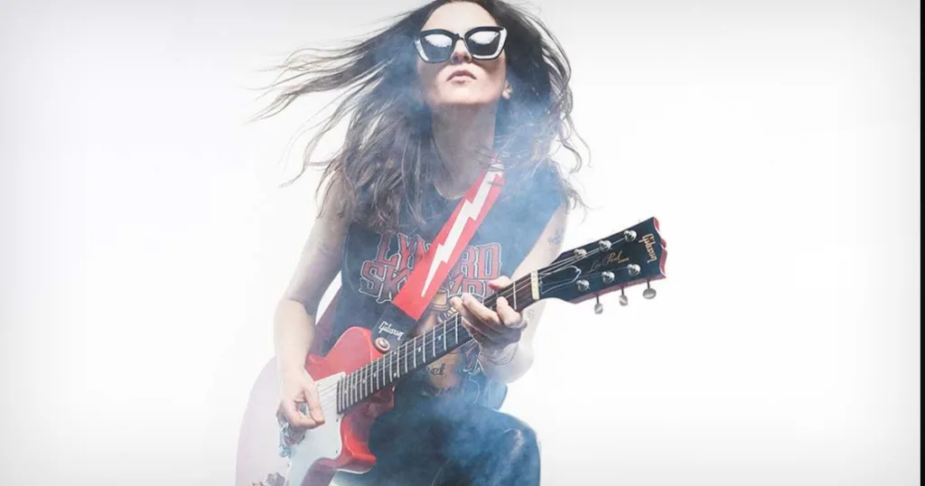 De fenômeno do YouTube a nome consolidado do blues rock, Laura Cox revela os desafios que marcaram sua evolução como artista.