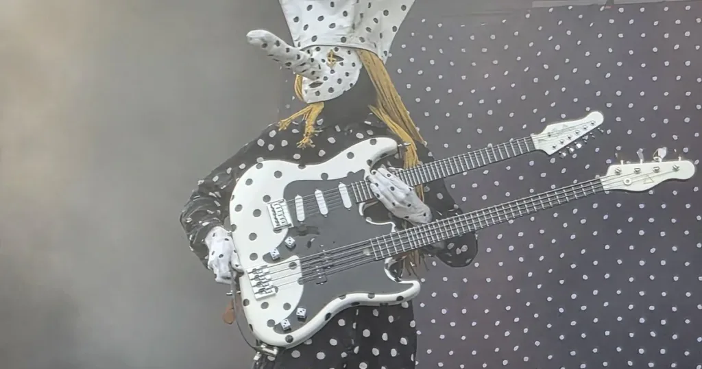 Godin constrói versão personalizada da guitarra híbrida usada por Khn e desperta especulações sobre lançamento comercial.