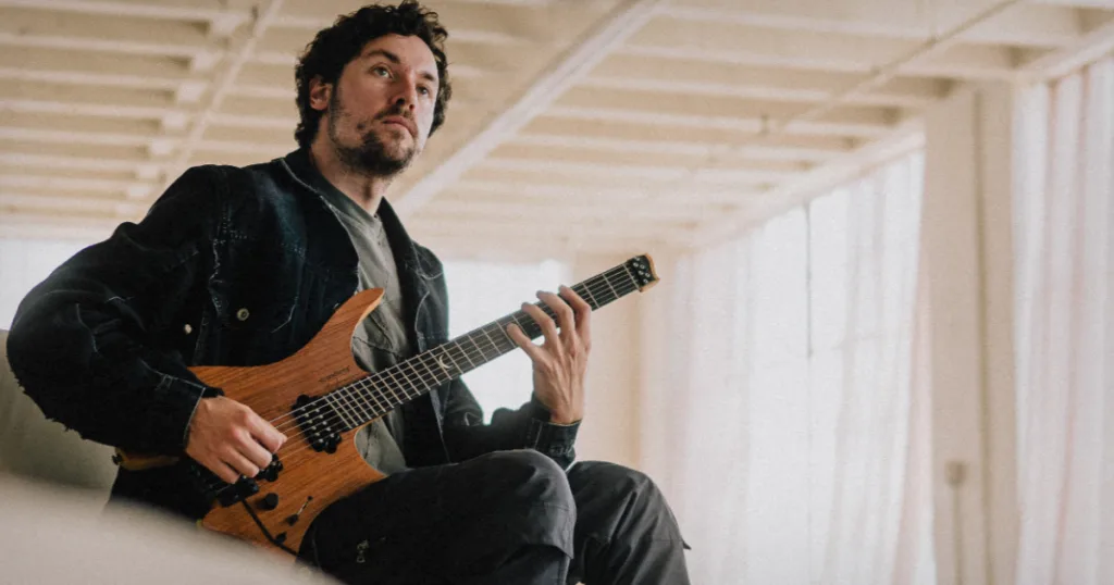 Considerado um dos principais nomes da guitarra instrumental contemporânea, Plini é tema de uma análise exclusiva na Guitarload 150