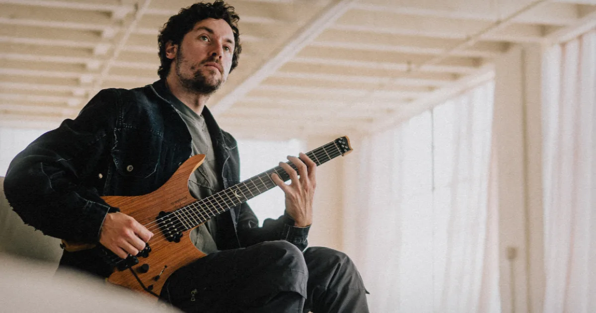 Novo álbum de Plini é destaque na edição de nº 150 da Revista Guitarload