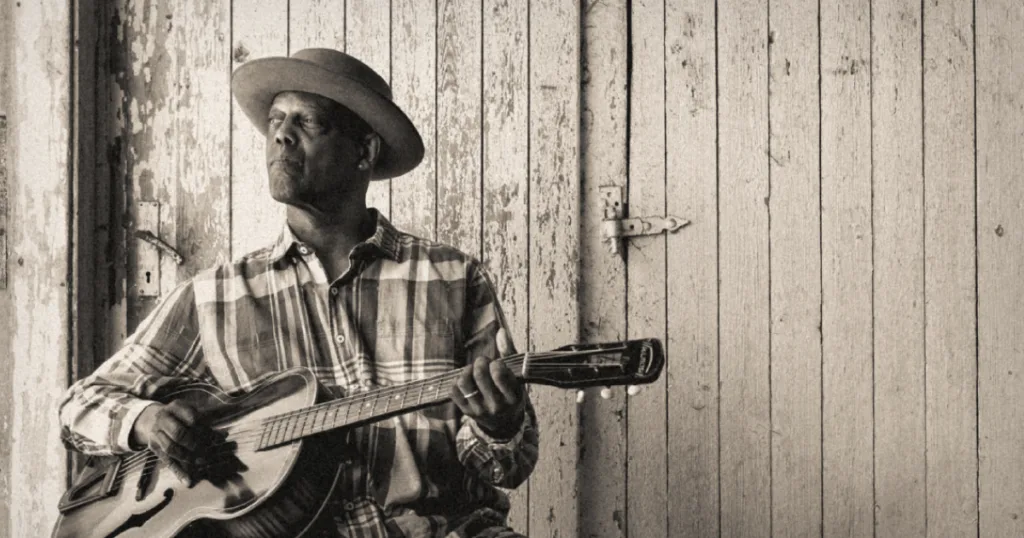 Guitarrista relembra a influência das aulas de violão clássico na construção de sua técnica e de sua linguagem musical.