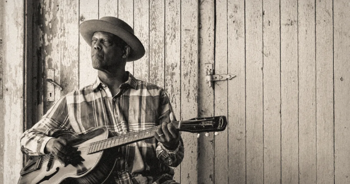“O violão pode ser uma orquestra”: Eric Bibb relembra a lição que moldou seu estilo