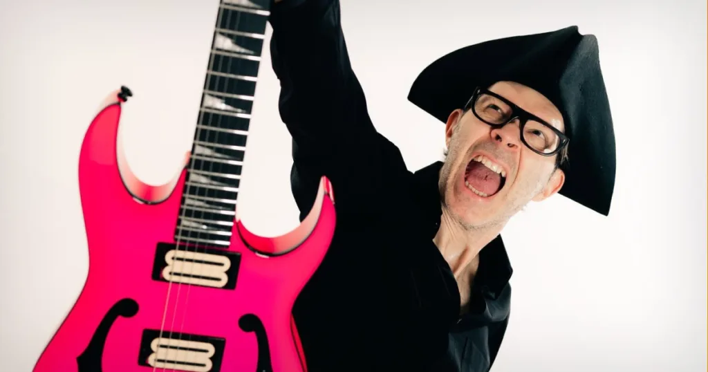 Paul Gilbert anuncia retorno ao Brasil com shows em Curitiba e São Paulo Guitarrista passará por Curitiba e São Paulo em setembro, mas organização ainda não revelou os locais das apresentações.