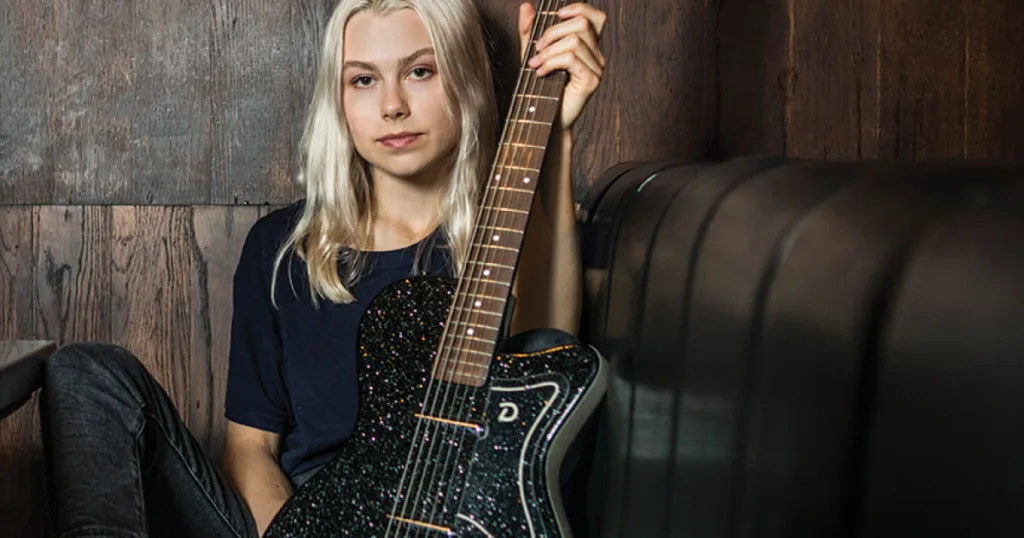 Phoebe Bridgers revela como um acidente doméstico mudou sua forma de tocar guitarra Acidente inesperado levou a cantora a adotar abordagens harmônicas que passaram a integrar seu estilo.