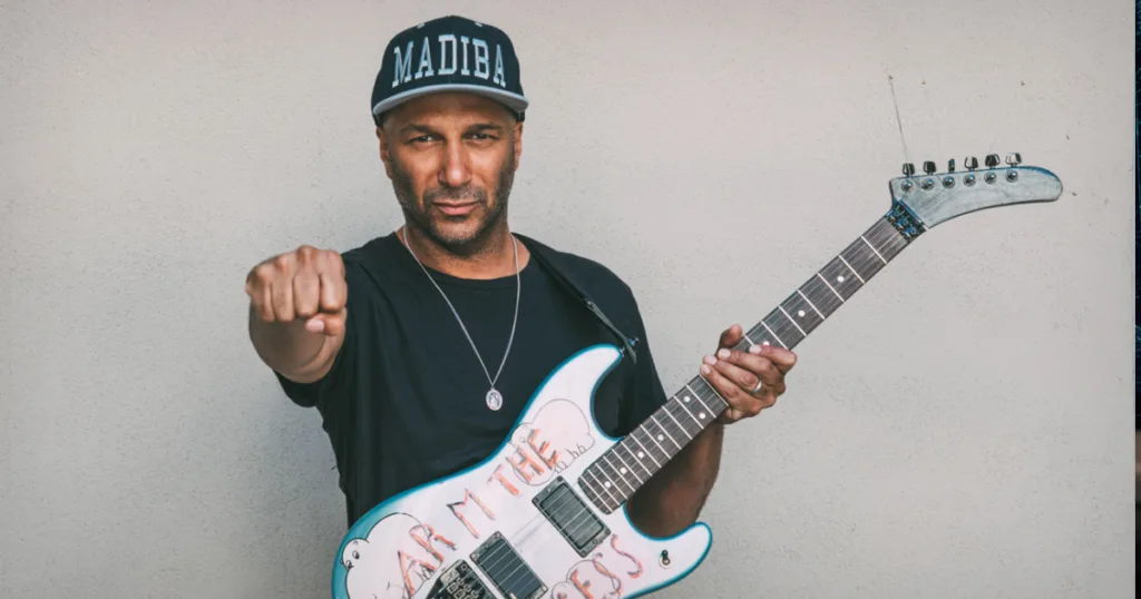 Em nova entrevista, Tom Morello conta como transformou um riff antigo em Everything Burns e revela planos para seu próximo disco solo de rock.