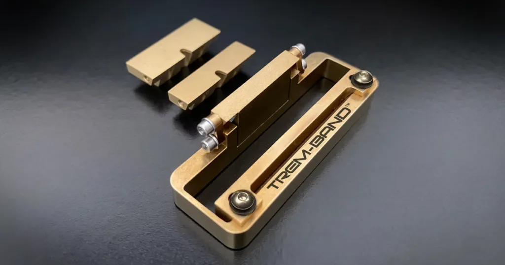 Trem-Band lança bloqueador de tremolo em latão para pontes Floyd Rose sem necessidade de modificações Bloqueador de tremolo em latão chega ao mercado com foco em sustain, timbre e praticidade para usuários de Floyd Rose.