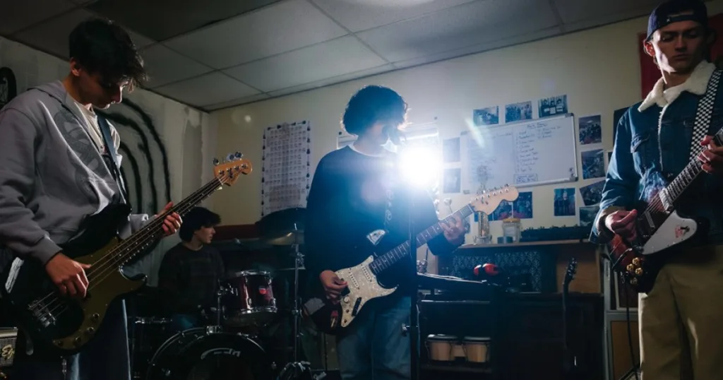 Banda viraliza com riff de guitarra no TikTok e transforma hit independente em fenômeno do rock Como o TikTok impulsionou a Untitled