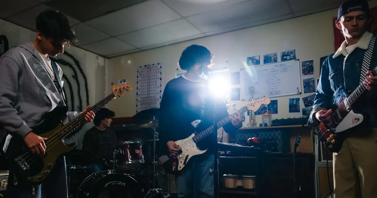 Banda viraliza com riff de guitarra no TikTok e transforma hit independente em fenômeno do rock