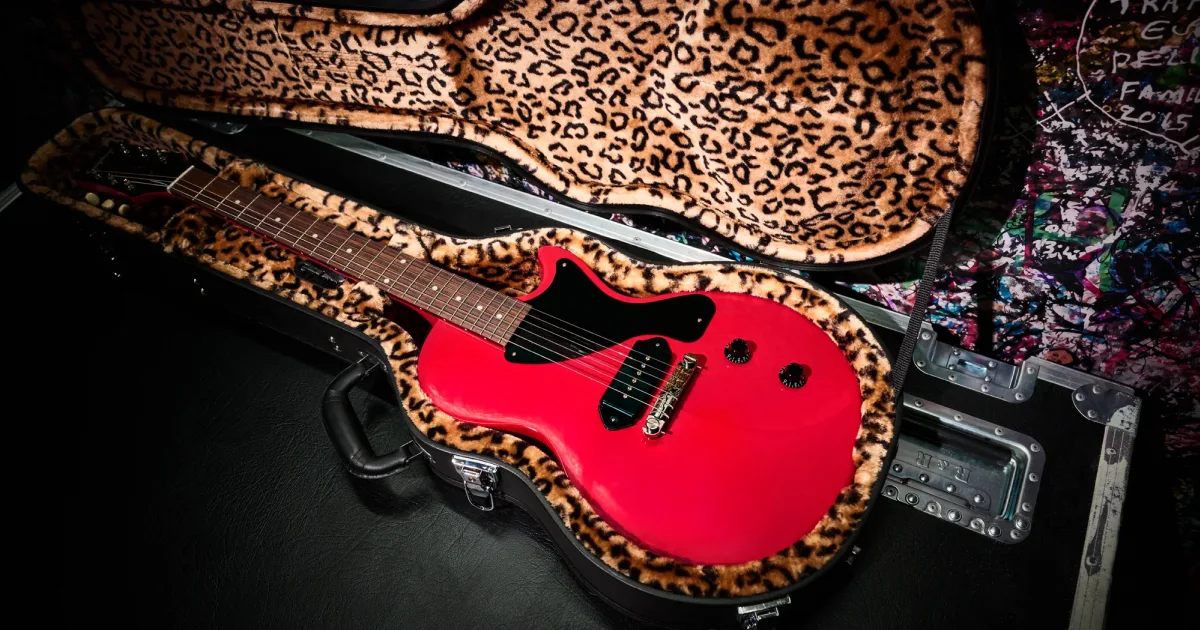Epiphone lança Billie Joe Armstrong Les Paul Junior em novo acabamento Vermelho Radiante