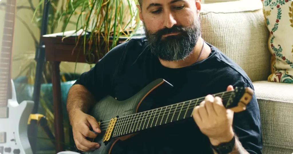 Strandberg amplia seu elenco de artistas ao anunciar Jake Bowen, guitarrista e um dos principais arquitetos do som do Periphery.