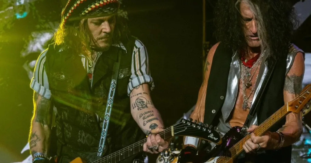 Guitarrista do Aerosmith afirma que o choque inicial com a presença do astro de cinema desaparece rapidamente e relembra a trajetória musical de Depp antes da fama em Hollywood.