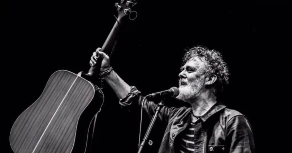 Morre Glen Hansard, vencedor do Oscar e líder do The Frames; artista faria show no Brasil em 2026 Vencedor do Oscar por "Falling Slowly", músico irlandês morreu em um acidente de moto e tinha apresentação marcada no Brasil para novembro.