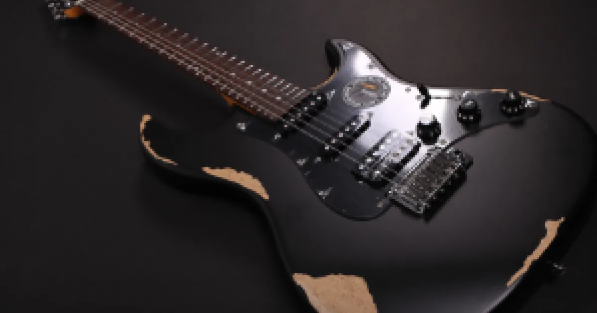 Piada vira produto: adesivos prometem transformar qualquer guitarra em um modelo relic