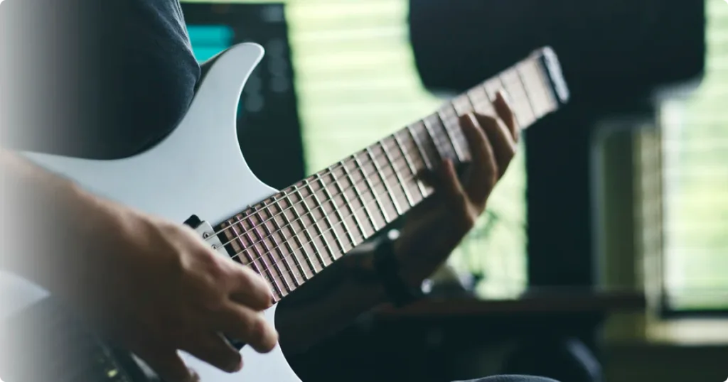 Parceria reúne um dos principais nomes do djent e uma das fabricantes mais inovadoras de guitarras headless da atualidade.