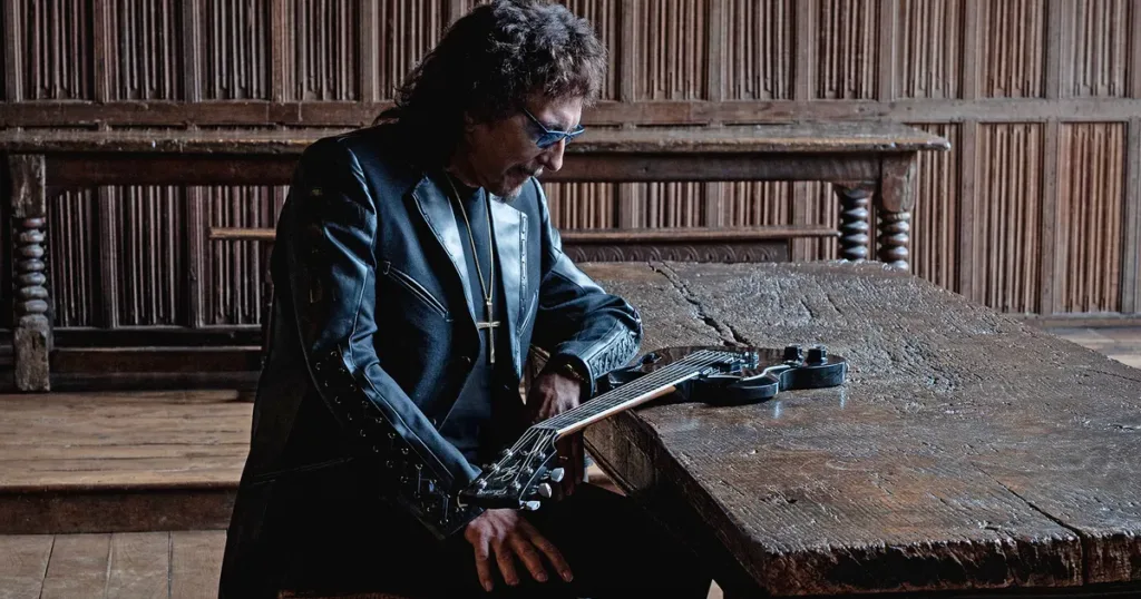 Tony Iommi anuncia primeiro álbum solo em mais de 20 anos e lança single inédito Tony Iommi anunciou From the Dark, seu primeiro álbum solo desde 2005, e lançou o single "World Alone".