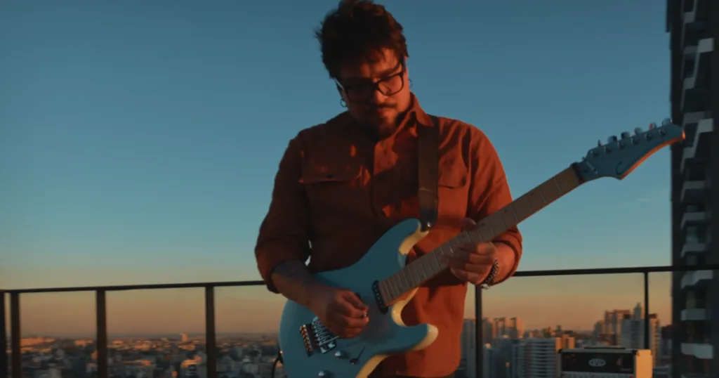 Felipe Lhamas revela no Guitarload Talks como a equalização mudou seu timbre e por que o estéreo transformou sua forma de tocar.
