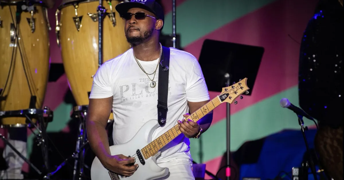Guitarrista de Bruno Mars revela o arsenal usado na turnê por estádios e as modificações que ampliam sua versatilidade