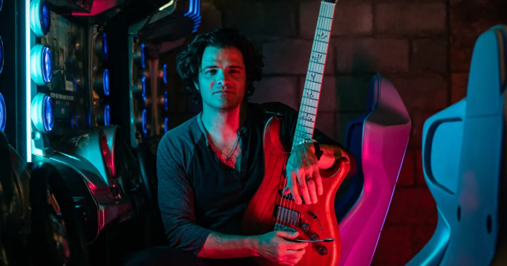 Mark Lettieri conta como guitarra barítona foi inserida em sua linguagem musical.