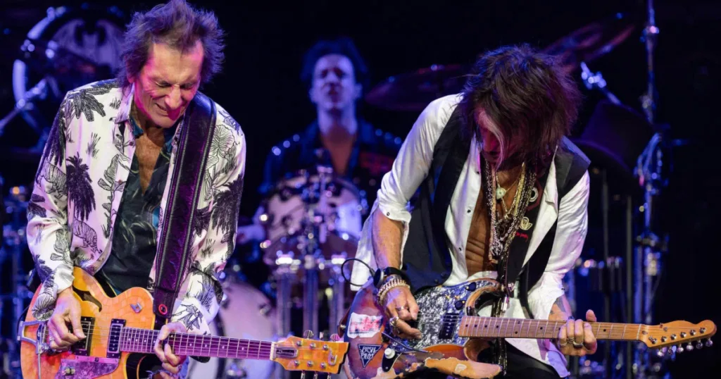 Ronnie Wood junta-se a Joe Perry e Johnny Depp para tocar clássicos do blues com os Hollywood Vampires Ronnie Wood toca com Joe Perry e Johnny Depp em show dos Hollywood Vampires