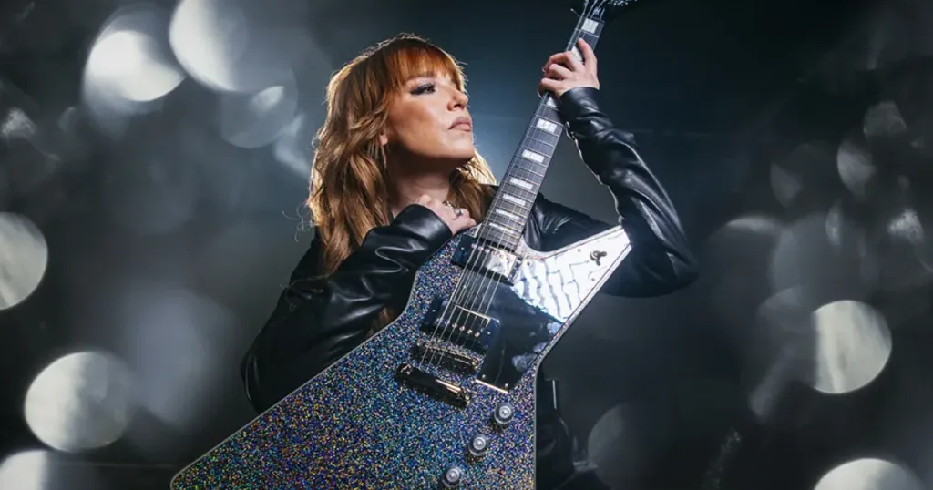 Saiba tudo sobre a Epiphone Lzzy Hale Explorer Custom, nova guitarra signature com acabamento holográfico e captadores ProBucker Ignite.