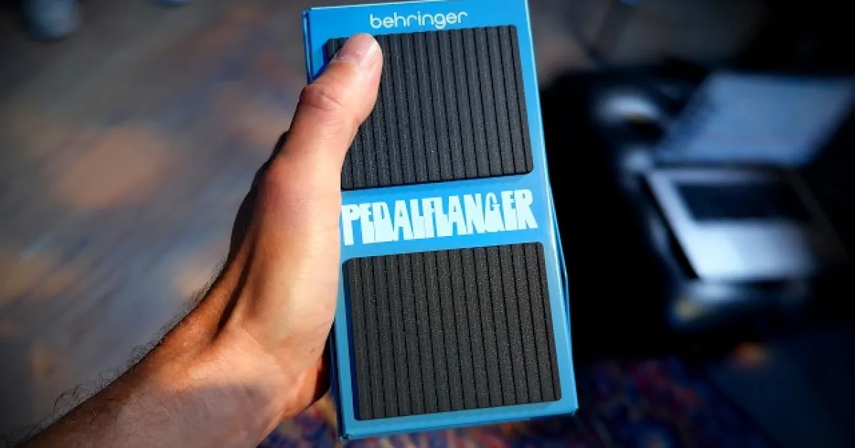 Behringer resgata flanger dos anos 70 com quatro tipos de modulação em um único pedal