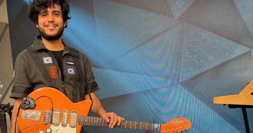 Guitarrista conta como construiu sua trajetória entre estúdios, grandes palcos e diferentes projetos musicais.